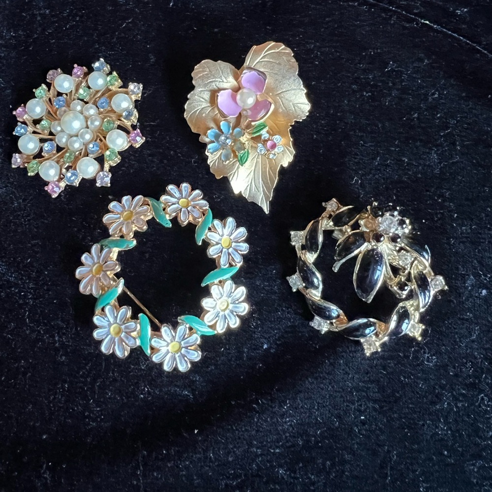 Lot of Mid- Century Modern brooches. Great condition. 4 in Lot.